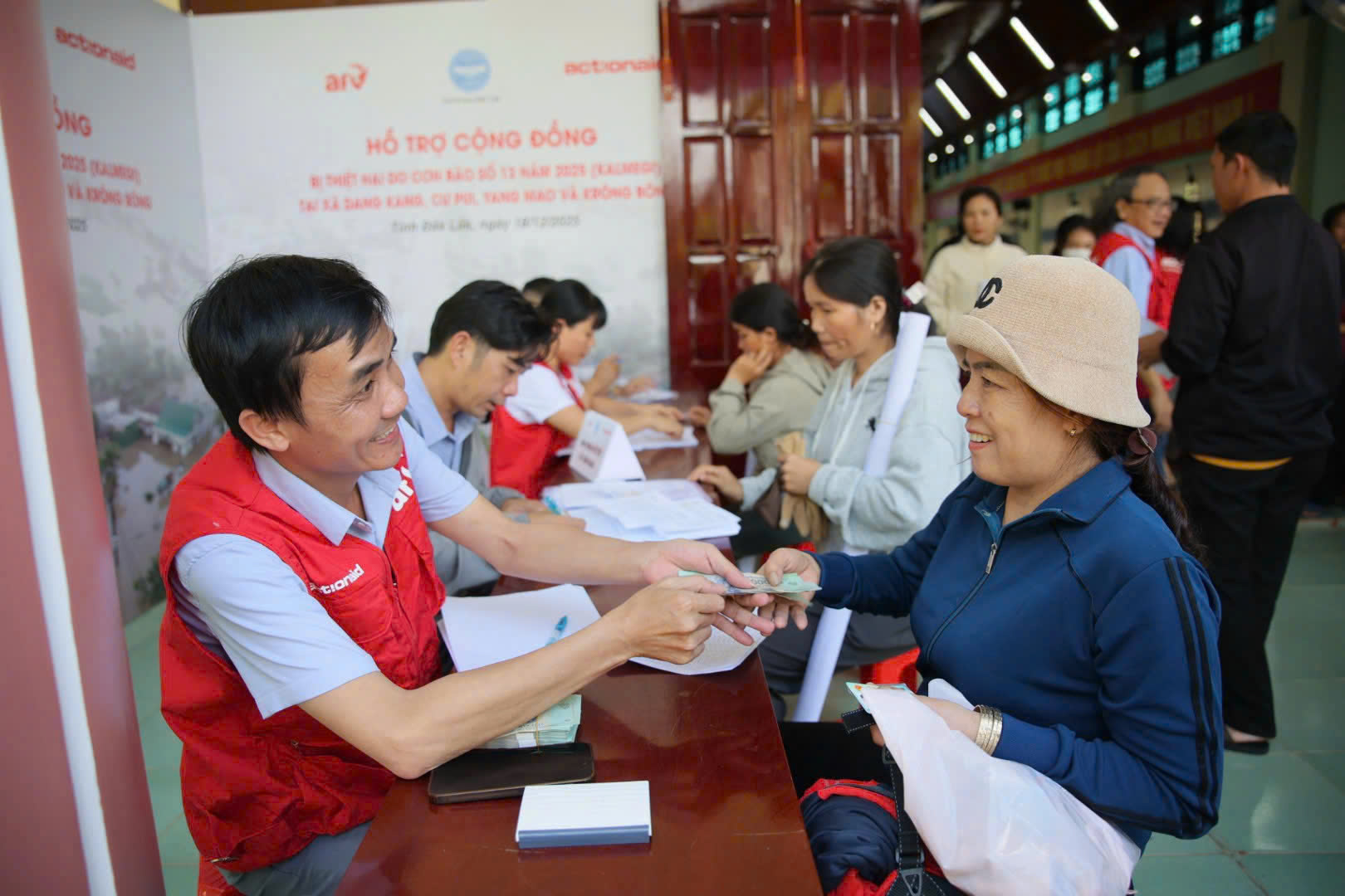 Hơn 350 hộ dân vùng lũ Đắk Lắk nhận hỗ trợ khẩn cấp khắc phục hậu quả mưa lũ của tổ chức ActionAid quốc tế tại Việt Nam